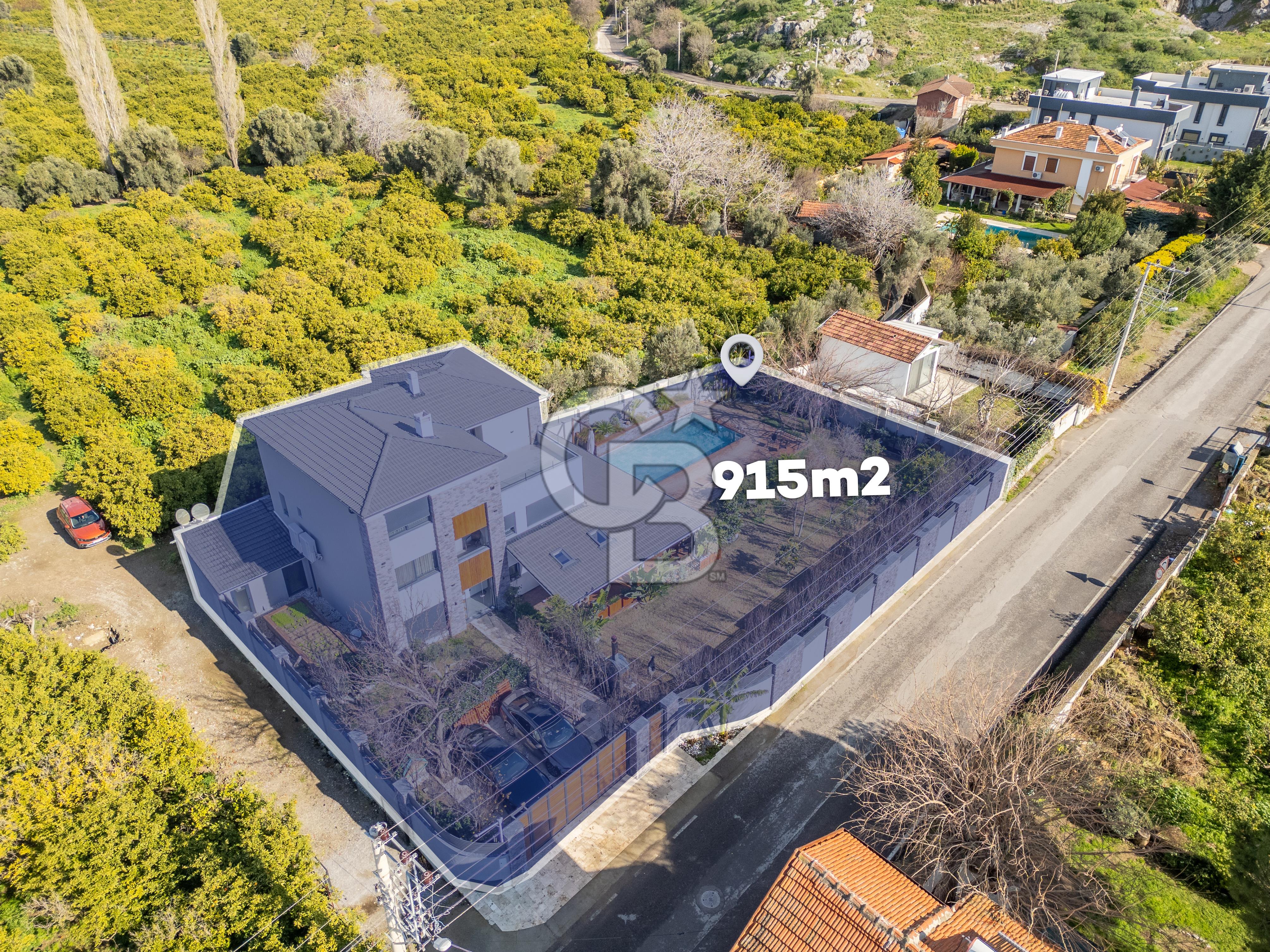 SIĞACIK YOLUNDA A PLUS KALİTE DE TAM MÜSTAKİL 6+2 HAVUZLU VİLLA