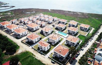AYVALIK ALTINOVA KOLAYLI HAVUZLU SİTEDE SATILIK 1+1 BAHÇE KATI