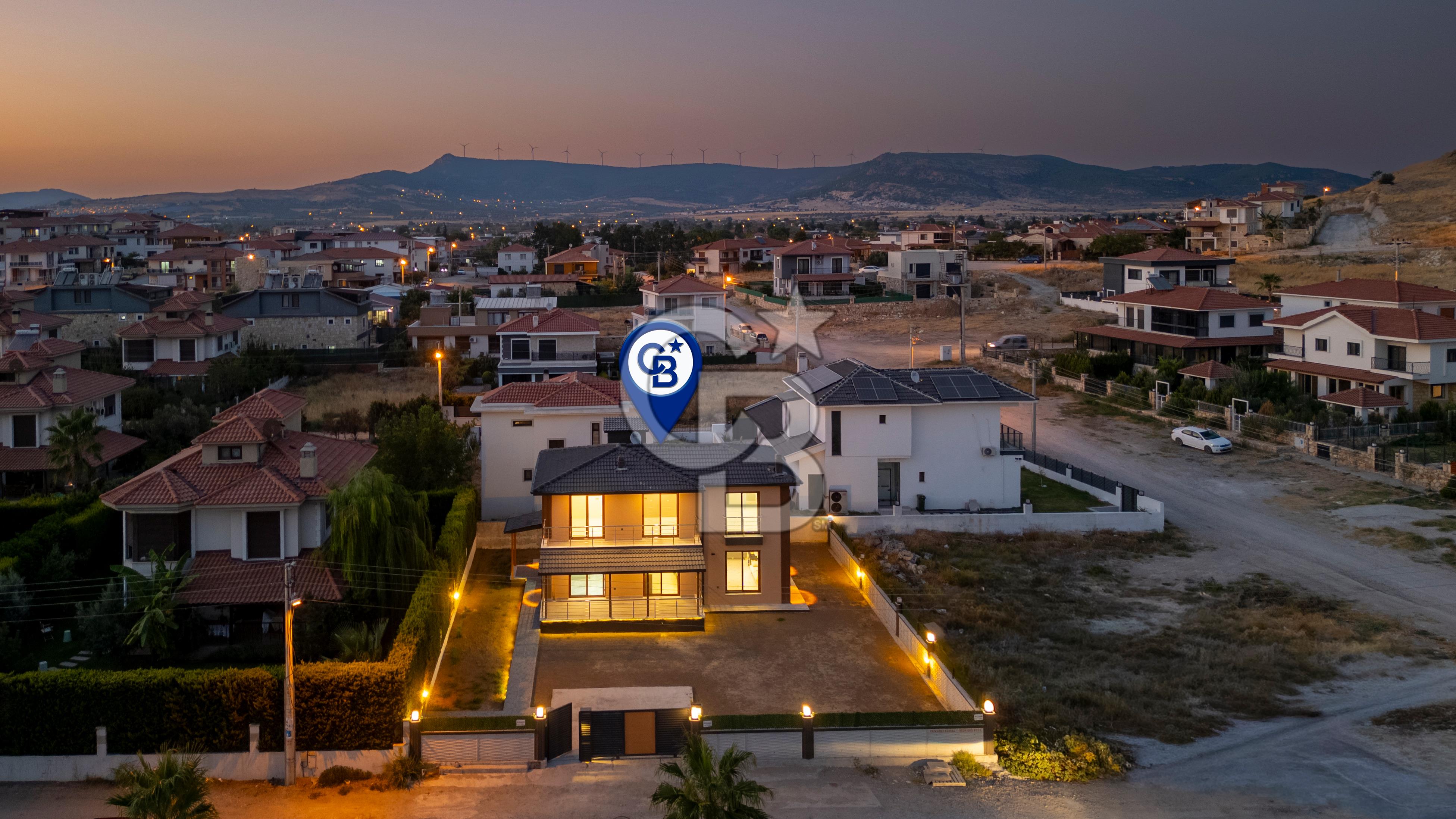 Foça Bağarası Villalar Bölgesinde Satılık 4+1 Müstakil Villa