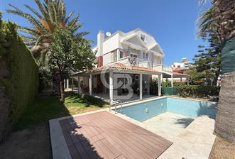 İzmir Çeşme Boyalık, Müstakil Havuzlu 4 + 1 Satılık Villa