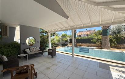 İzmir Çeşme Boyalık, Müstakil Havuzlu 4 + 1 Satılık Villa