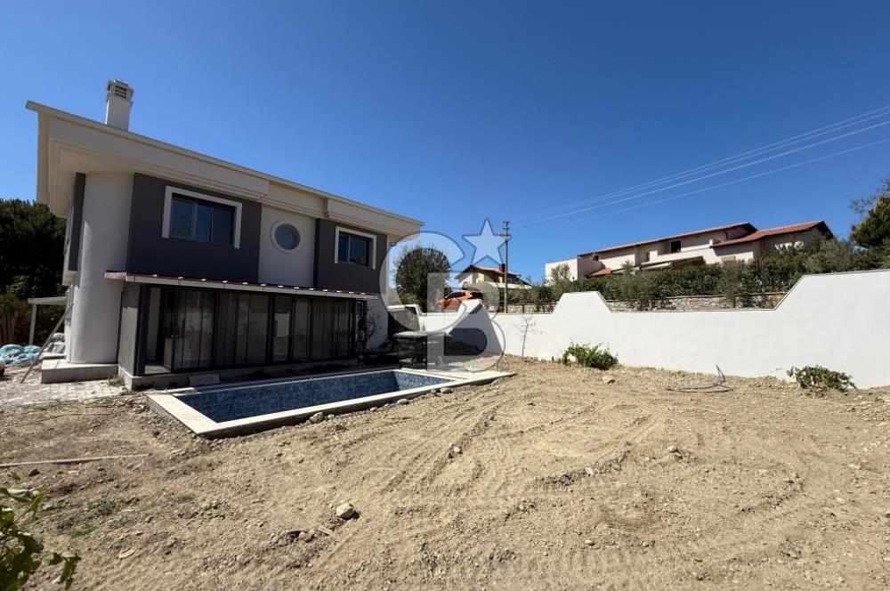 Urla Bademler Hekimköy Sitesinde Satılık 5+1 Villa