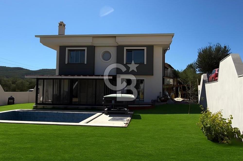 Urla Bademler Hekimköy Sitesinde Satılık 5+1 Villa