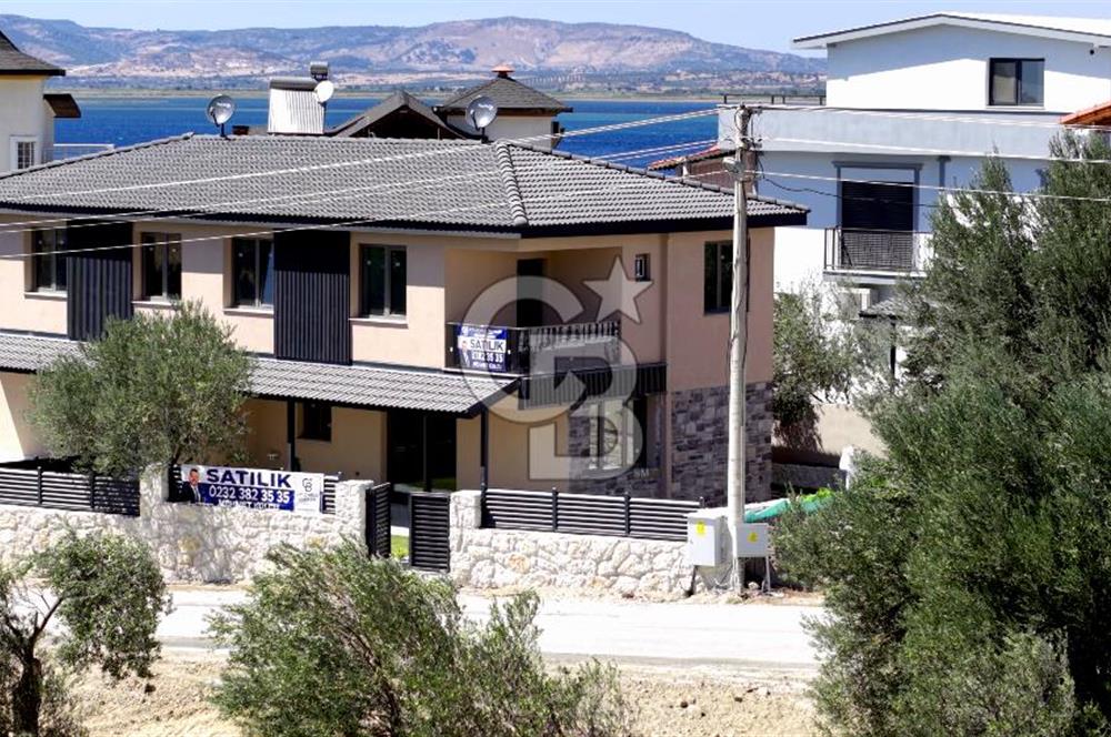 İZMİR ŞAKRAN'DA HAVUZLU SATILIK VİLLA