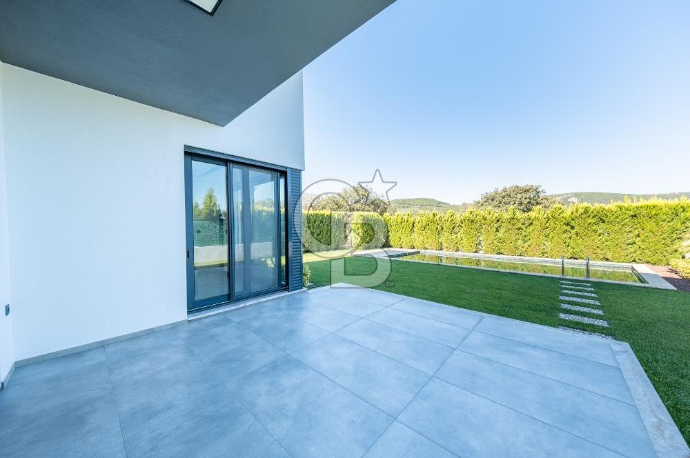 Güzelbahçe Yelki Kolejler Bölgesinde Tam Müstakil Havuzlu Villa