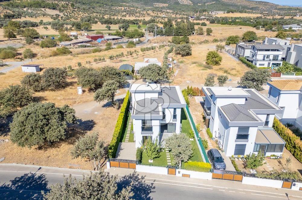 Güzelbahçe Yelki Kolejler Bölgesinde Tam Müstakil Havuzlu Villa