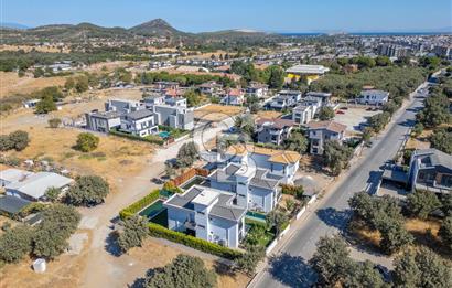 Güzelbahçe Yelki Kolejler Bölgesinde Tam Müstakil Havuzlu Villa