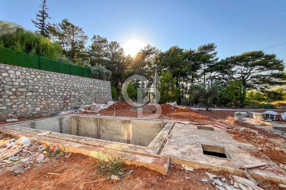 CB MARİNADAN SATILIK 400m2 BAHÇE ALANI VE 7x4 HAVUZLU 4+1 VİLLA