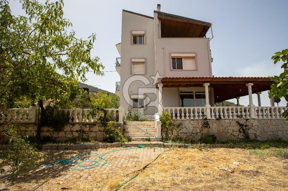 Foça Kozbeyli'de Kiralık Tripleks Müstakil Ev ve Arazi