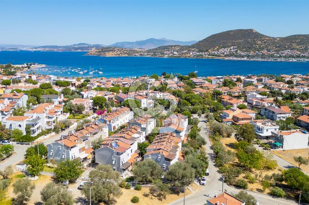 Yenifoça Burunucu'nda Satılık 3+1 Tripleks Villa