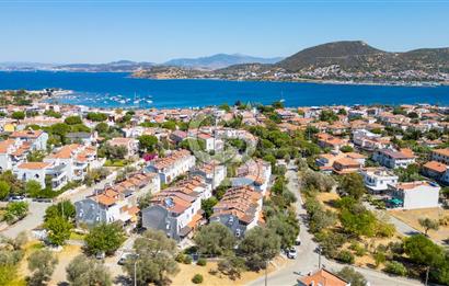 Yenifoça Burunucu'nda Satılık 3+1 Tripleks Villa