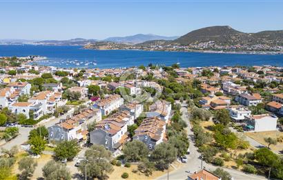 Yenifoça Burunucu'nda Satılık 3+1 Tripleks Villa
