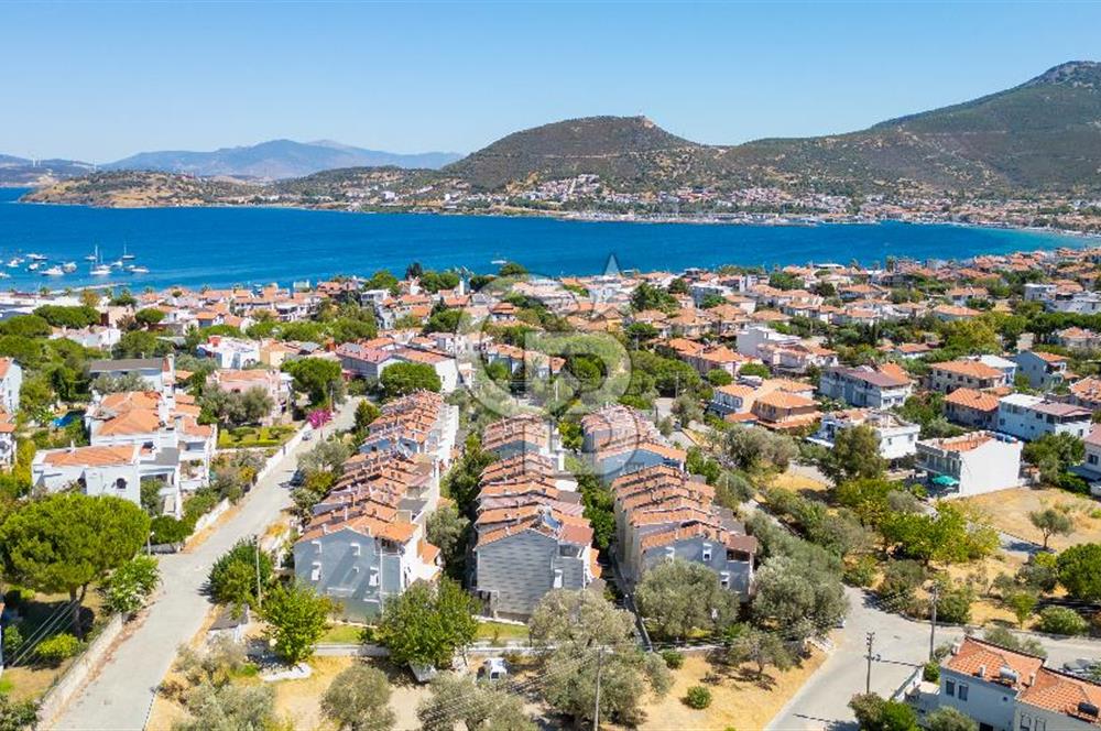 Yenifoça Burunucu'nda Satılık 3+1 Tripleks Villa