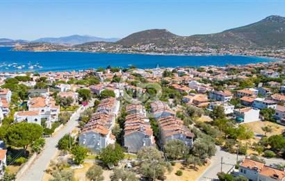 Yenifoça Burunucu'nda Satılık 3+1 Tripleks Villa