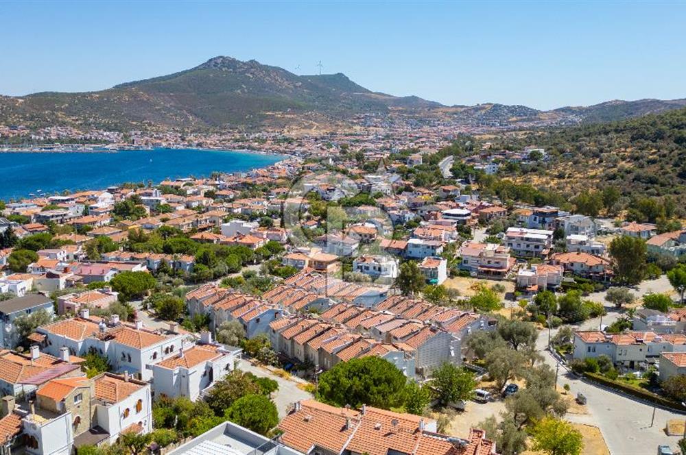 Yenifoça Burunucu'nda Satılık 3+1 Tripleks Villa