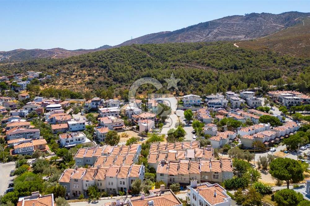 Yenifoça Burunucu'nda Satılık 3+1 Tripleks Villa