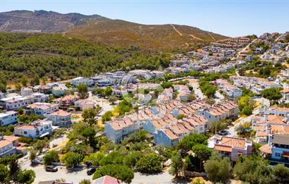 Yenifoça Burunucu'nda Satılık 3+1 Tripleks Villa