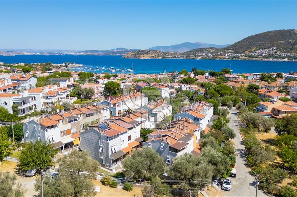 Yenifoça Burunucu'nda Satılık 3+1 Tripleks Villa