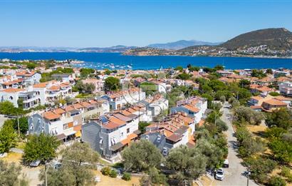 Yenifoça Burunucu'nda Satılık 3+1 Tripleks Villa