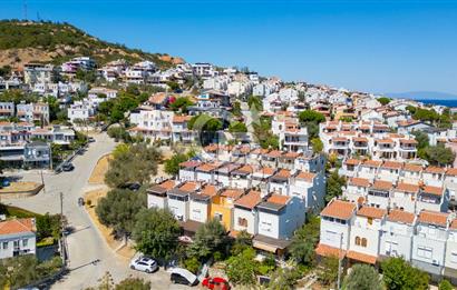 Yenifoça Burunucu'nda Satılık 3+1 Tripleks Villa