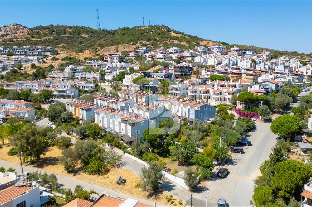 Yenifoça Burunucu'nda Satılık 3+1 Tripleks Villa
