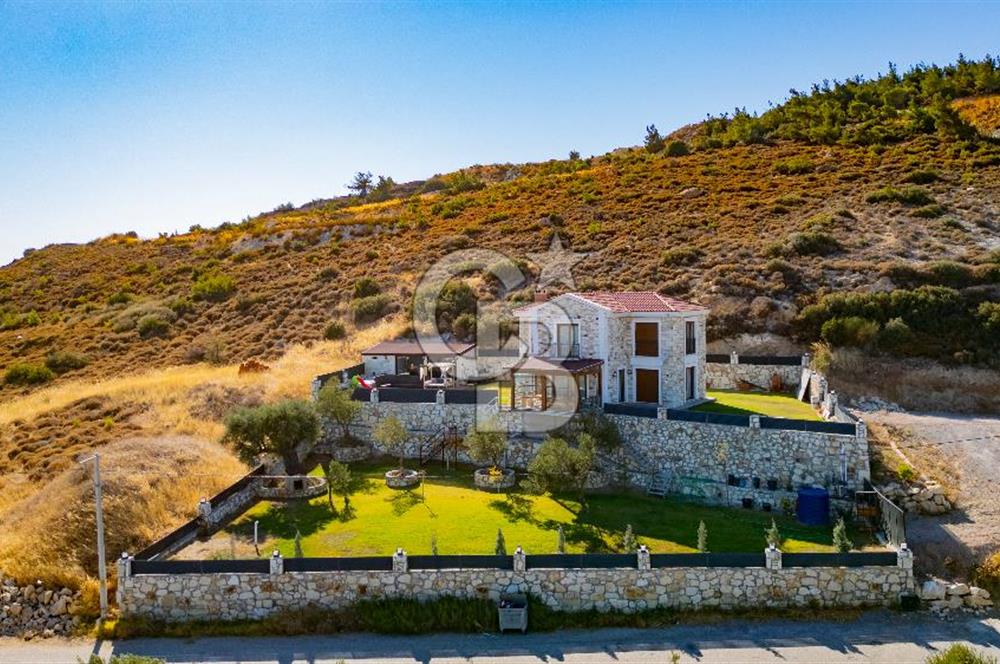 Foça Kocamehmetler'de Satılık 4+1 Müstakil Havuzlu Villa