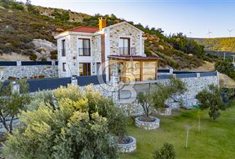 Foça Kocamehmetler'de Satılık 4+1 Müstakil Havuzlu Villa
