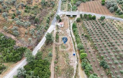 SEFERİHİSAR KAVAKDERE'DE 1780 M² YOLA CEPHELİ TARLA VE TAŞ VİLLA