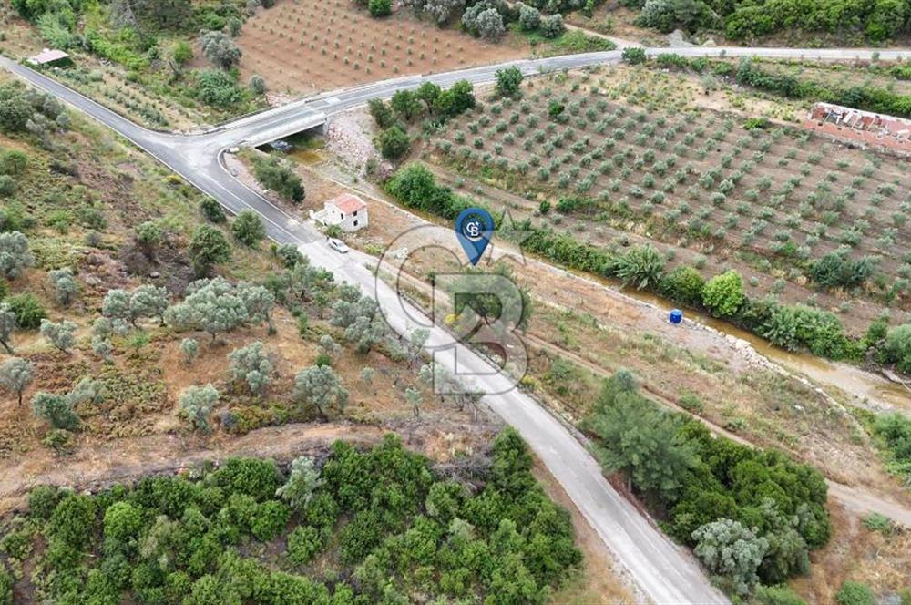 SEFERİHİSAR KAVAKDERE'DE 1780 M² YOLA CEPHELİ TARLA VE TAŞ VİLLA