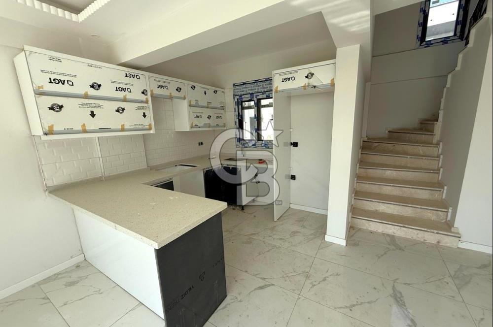 Dikili Salihleraltı Havuzlu Sitede Satılık 4+1 Tripleks Villa