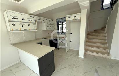 Dikili Salihleraltı Havuzlu Sitede Satılık 4+1 Tripleks Villa