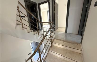 Dikili Salihleraltı Havuzlu Sitede Satılık 4+1 Tripleks Villa