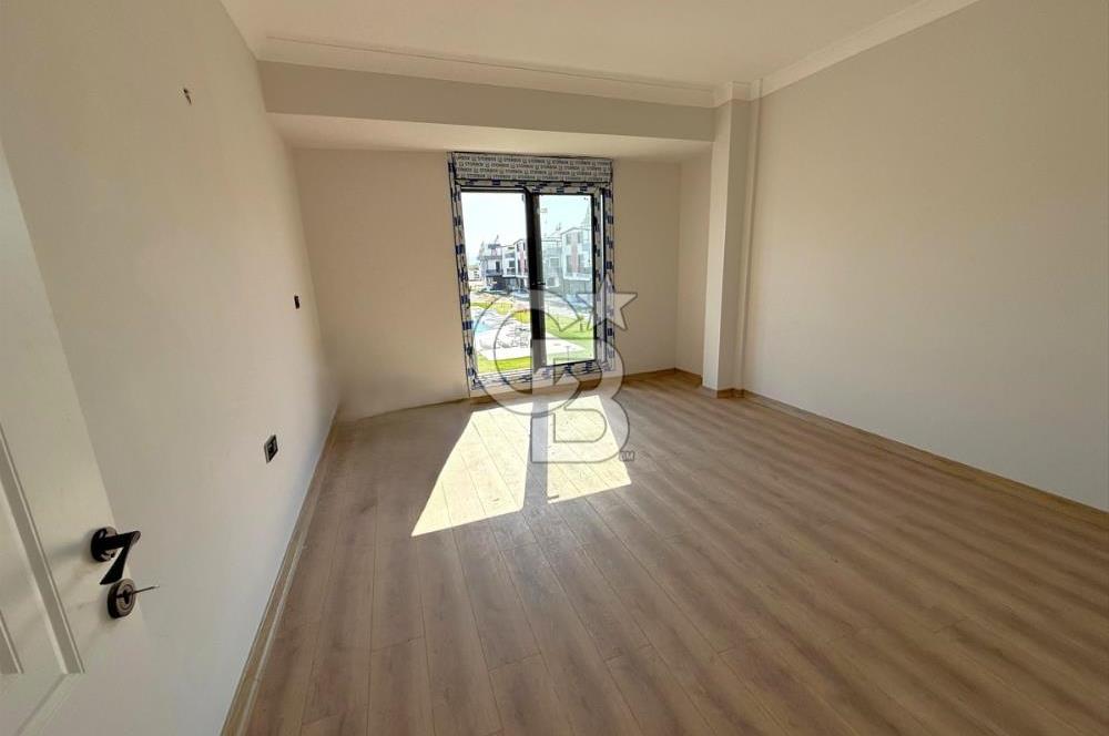Dikili Salihleraltı Havuzlu Sitede Satılık 4+1 Tripleks Villa