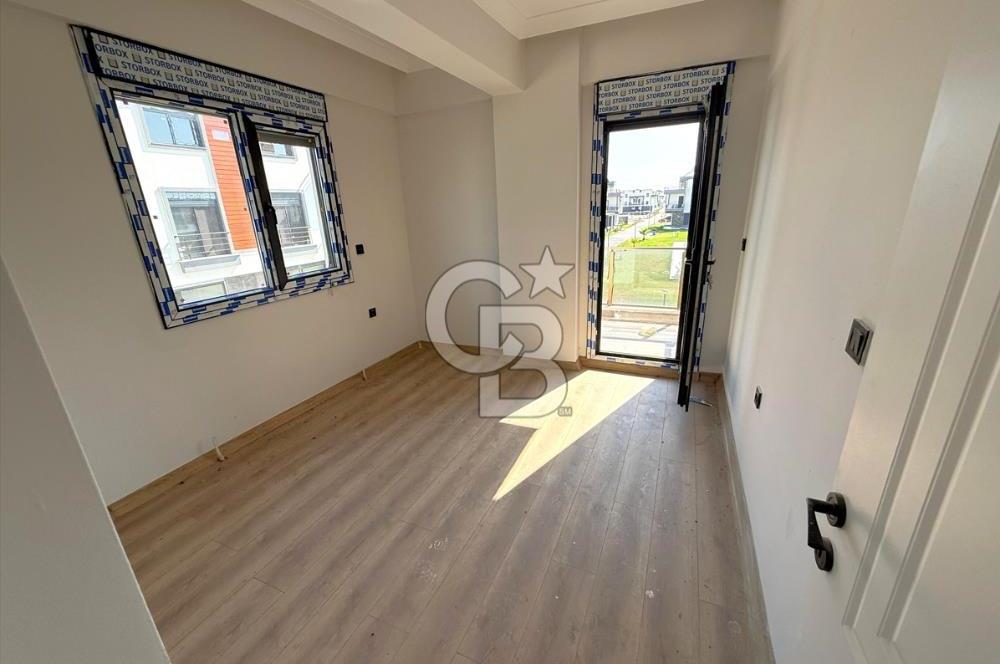 Dikili Salihleraltı Havuzlu Sitede Satılık 4+1 Tripleks Villa