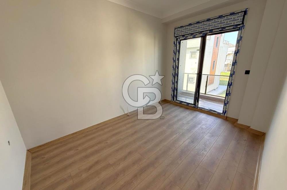Dikili Salihleraltı Havuzlu Sitede Satılık 4+1 Tripleks Villa