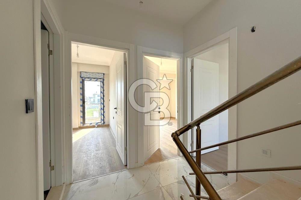 Dikili Salihleraltı Havuzlu Sitede Satılık 4+1 Tripleks Villa