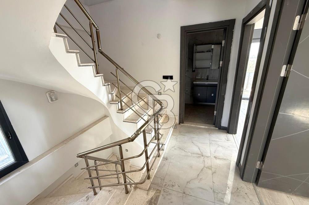Dikili Salihleraltı Havuzlu Sitede Satılık 4+1 Tripleks Villa