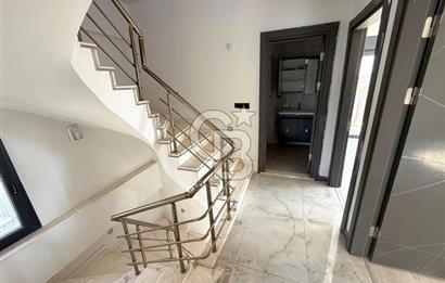 Dikili Salihleraltı Havuzlu Sitede Satılık 4+1 Tripleks Villa