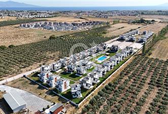 Dikili Salihleraltı Havuzlu Sitede Satılık 4+1 Tripleks Villa
