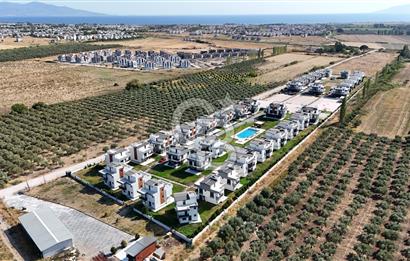 Dikili Salihleraltı Havuzlu Sitede Satılık 4+1 Tripleks Villa