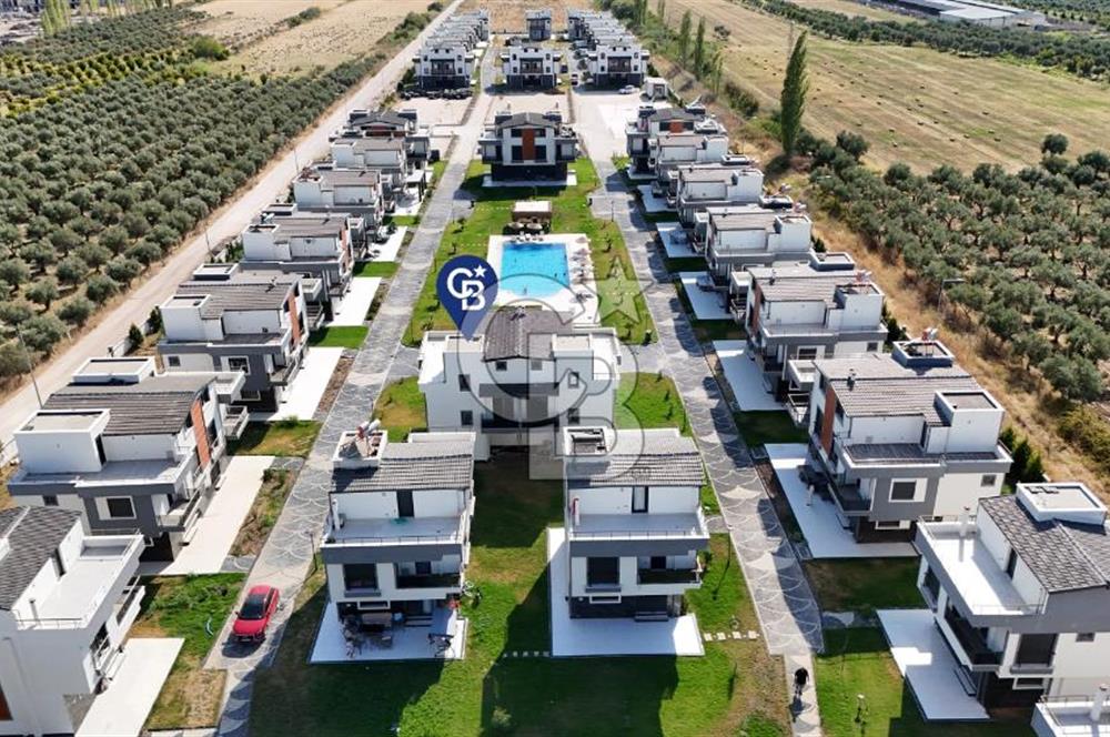 Dikili Salihleraltı Havuzlu Sitede Satılık 4+1 Tripleks Villa