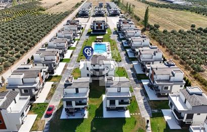 Dikili Salihleraltı Havuzlu Sitede Satılık 4+1 Tripleks Villa
