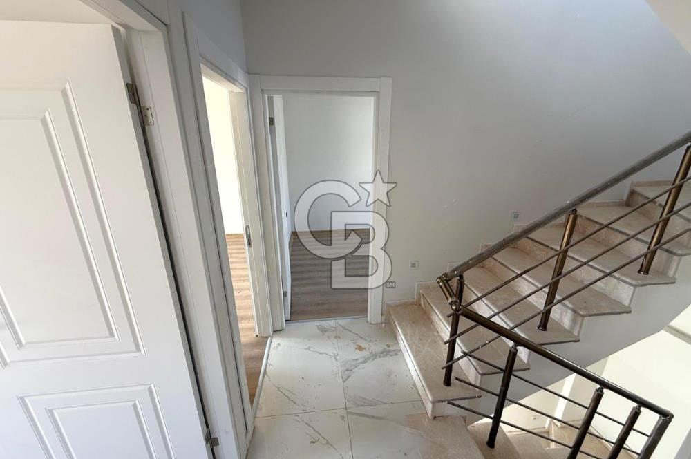 Dikili Salihleraltı Havuzlu Sitede Satılık 4+1 Tripleks Villa