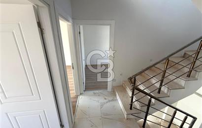 Dikili Salihleraltı Havuzlu Sitede Satılık 4+1 Tripleks Villa
