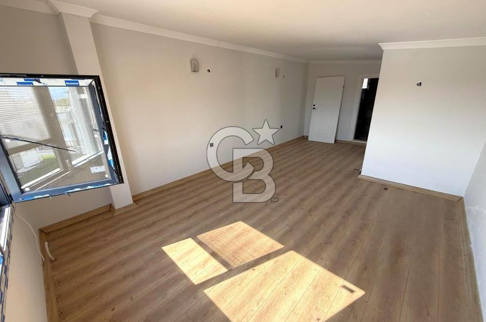 Dikili Salihleraltı Havuzlu Sitede Satılık 4+1 Tripleks Villa