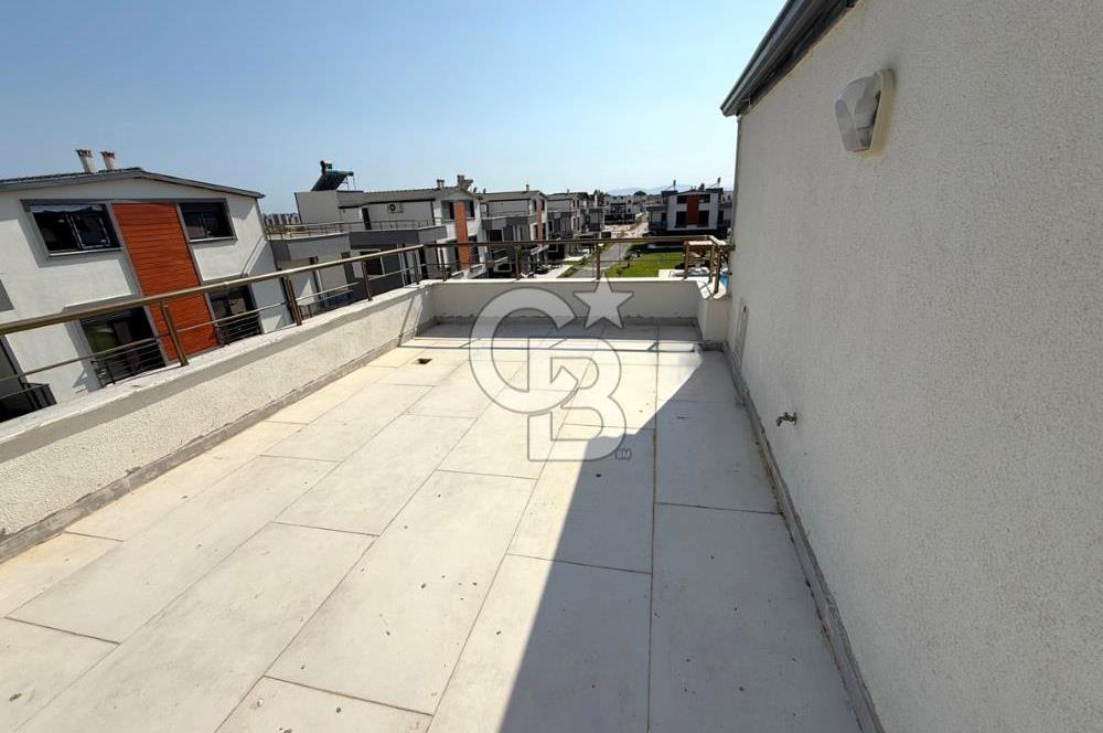 Dikili Salihleraltı Havuzlu Sitede Satılık 4+1 Tripleks Villa