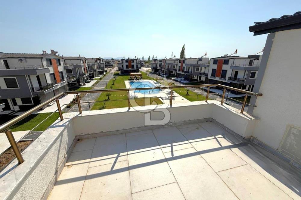 Dikili Salihleraltı Havuzlu Sitede Satılık 4+1 Tripleks Villa