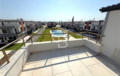 Dikili Salihleraltı Havuzlu Sitede Satılık 4+1 Tripleks Villa