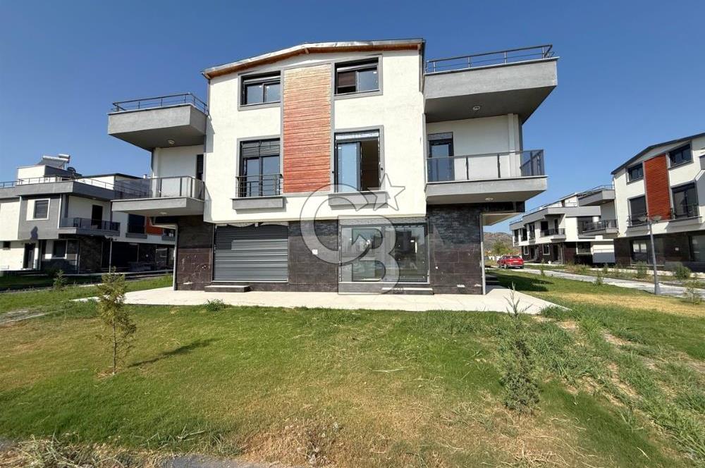 Dikili Salihleraltı Havuzlu Sitede Satılık 4+1 Tripleks Villa