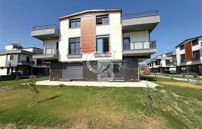 Dikili Salihleraltı Havuzlu Sitede Satılık 4+1 Tripleks Villa